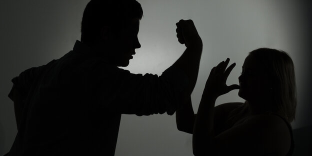 Ein Mann droht einer Frau mit der Faust Ein Mann droht einer Frau mit der Faust