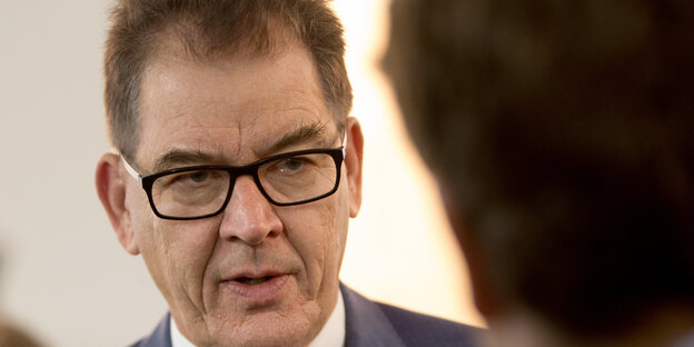 Mann mit Hornbrille schaut von unten Mann mit Hornbrille schaut von unten