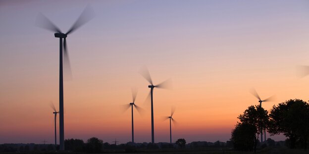 Windräder im Abendlicht Windräder im Abendlicht