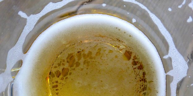 Ein fast leeres Bierglas Ein fast leeres Bierglas