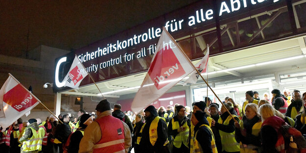 Streikende vor Flughafen Streikende vor Flughafen