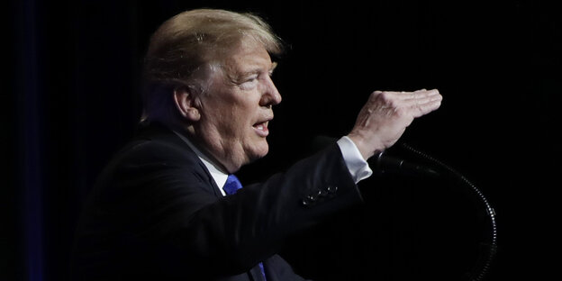 US-Präsident Donald Trump hebt die Hand US-Präsident Donald Trump hebt die Hand