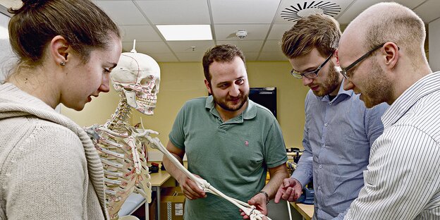 Studierende stehen vor einem künstlichen Skelett im Trainingszentrum der Universität Göttingen. Studierende stehen vor einem künstlichen Skelett im Trainingszentrum der Universität Göttingen.