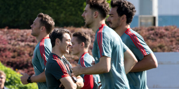 Trainer Niko Kovac und einige seiner Spieler Trainer Niko Kovac und einige seiner Spieler