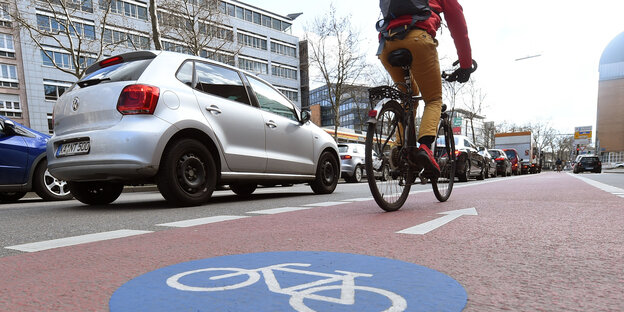 Ein Radfahrer ist auf einem Radweg unterwegs Ein Radfahrer ist auf einem Radweg unterwegs