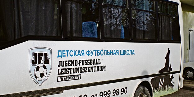 Seite eines Busses mit Aufschrift Seite eines Busses mit Aufschrift