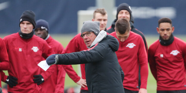 Leipzigs Trainer Ralf Rangnick steht vor seinen Spielern Leipzigs Trainer Ralf Rangnick steht vor seinen Spielern