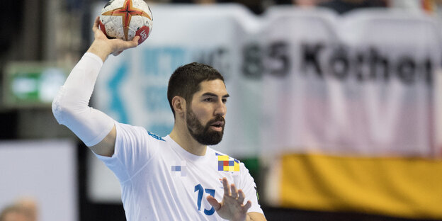 Frankreichs Handballprofi Nikola Karabatic wirft den Ball Frankreichs Handballprofi Nikola Karabatic wirft den Ball