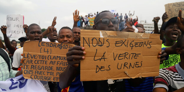 "Wir fordern die Wahrheit der Urnen!" Anhänger des angeblich unterlegenen oppositionellen Präsidentschaftskandidaten Martin Fayulu am Samstag vergangener Woche in Kinshasa "Wir fordern die Wahrheit der Urnen!" Anhänger des angeblich unterlegenen oppositionellen Präsidentschaftskandidaten Martin Fayulu am Samstag vergangener Woche in Kinshasa