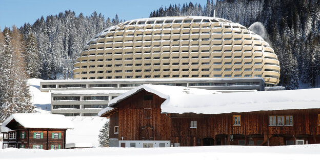 Ein futuristisch runder Hotelbau im Schnee Ein futuristisch runder Hotelbau im Schnee