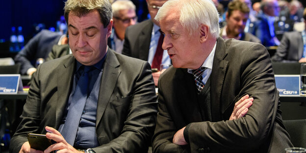 Markus Söder, Ministerpräsident von Bayern, und Horst Seehofer, Bundesinnenminister, unterhalten sich auf der Delegiertenversammlung zur Aufstellung der CSU-Liste zur Europawahl Markus Söder, Ministerpräsident von Bayern, und Horst Seehofer, Bundesinnenminister, unterhalten sich auf der Delegiertenversammlung zur Aufstellung der CSU-Liste zur Europawahl
