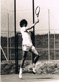 Junger Mann mit Tennis-Schläger Junger Mann mit Tennis-Schläger