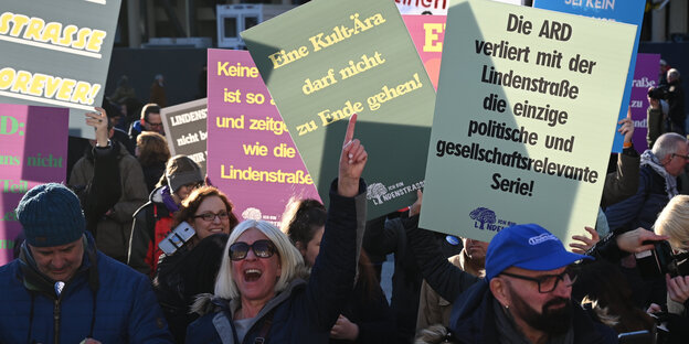 Nordrhein-Westfalen, Köln: Teilnehmer der Demonstration gegen die Absetzung der ARD Fernsehserie "Lindenstraße" halten Schilder. Nordrhein-Westfalen, Köln: Teilnehmer der Demonstration gegen die Absetzung der ARD Fernsehserie "Lindenstraße" halten Schilder.