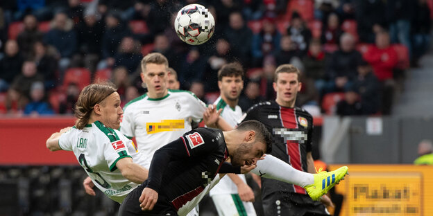 Spieler im Kampf um den Ball Spieler im Kampf um den Ball