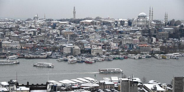 Istanbul im Januar 2019 mit schneebedeckten Dächern Istanbul im Januar 2019 mit schneebedeckten Dächern