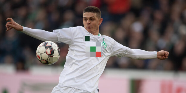 Ein Werder-Spieler und ein Ball Ein Werder-Spieler und ein Ball
