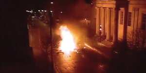Großes Feuer in einer Straße Großes Feuer in einer Straße