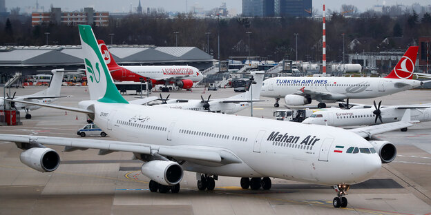 Ein Flugzeug am Boden Ein Flugzeug am Boden