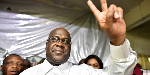 Kongos neuer Präsident Felix Tshisekedi zeigt ds Victory-Zeichen Kongos neuer Präsident Felix Tshisekedi zeigt ds Victory-Zeichen