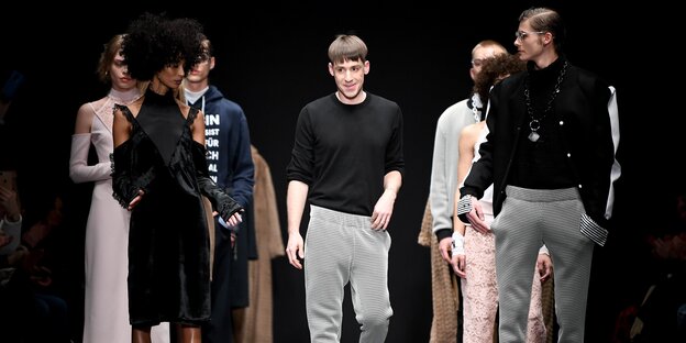 Der Designer Kilian Kerner geht mit Jogginghose bekleidet nach seiner Show über den Laufsteg Der Designer Kilian Kerner geht mit Jogginghose bekleidet nach seiner Show über den Laufsteg