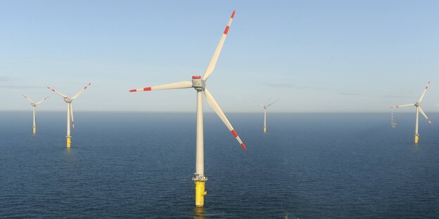 Windräder stehen auf dem offenen Meer. Windräder stehen auf dem offenen Meer.