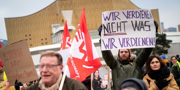 Menschen demonstrieren in Berlin Menschen demonstrieren in Berlin