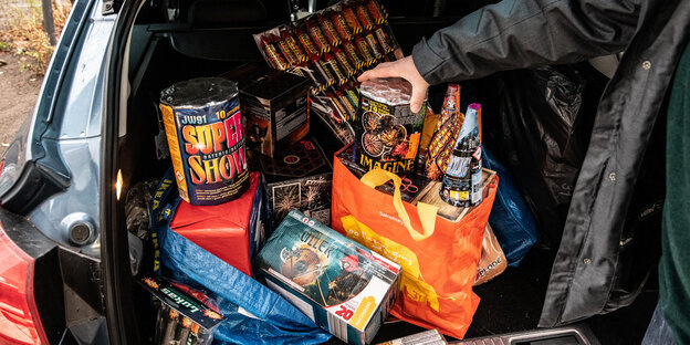 Der Kofferraum eines Autos ist mit Feuerwerk gefüllt Der Kofferraum eines Autos ist mit Feuerwerk gefüllt