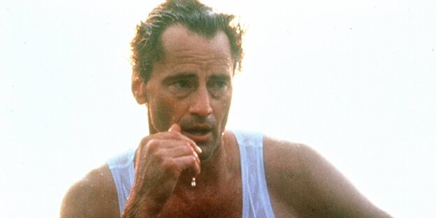 Sam Shepard trägt ein weißes Unterhemd und schwitzt Sam Shepard trägt ein weißes Unterhemd und schwitzt