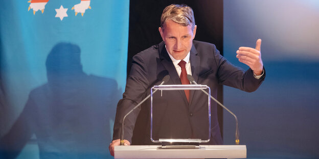 Höcke an einem Rednerpult Höcke an einem Rednerpult