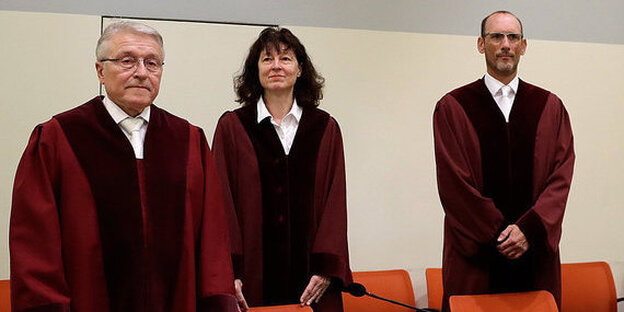 Drei Bundesanwälte in roten Roben Drei Bundesanwälte in roten Roben