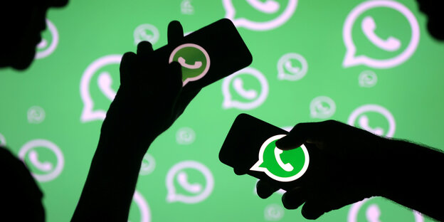 Menschen halten Smartphones vor einem grünen Hintergrund Menschen halten Smartphones vor einem grünen Hintergrund