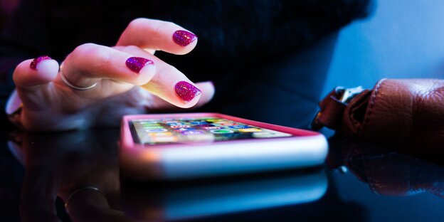 Eine Hand tippt auf einem Handy Eine Hand tippt auf einem Handy