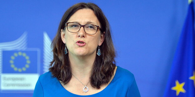 EU-Handelskommissarin Cecilia Malmström vor einem blauen Hintergrund EU-Handelskommissarin Cecilia Malmström vor einem blauen Hintergrund