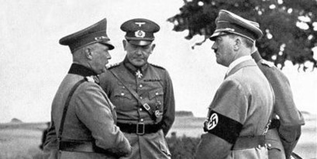 ie Schwarzweißaufnahme von 1937 zeigt Hitler im Gespräch mit Offizieren. Berauscht von den Blitzkriegen gegen Polen, Dänemark, Norwegen und Frankreich, folgten die Generäle der Wehrmacht Hitlers Traum vom „Lebensraum im Osten“ nur zu gern. ie Schwarzweißaufnahme von 1937 zeigt Hitler im Gespräch mit Offizieren. Berauscht von den Blitzkriegen gegen Polen, Dänemark, Norwegen und Frankreich, folgten die Generäle der Wehrmacht Hitlers Traum vom „Lebensraum im Osten“ nur zu gern.