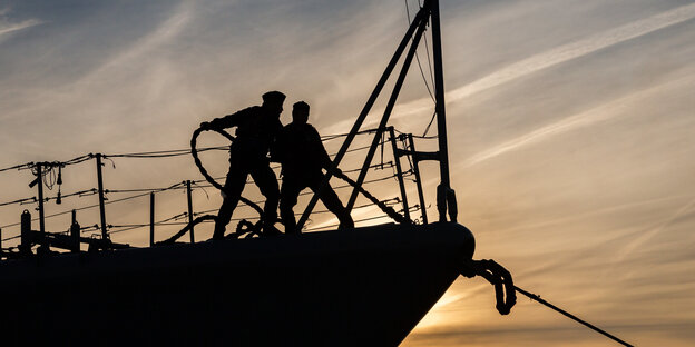 Zwei Marinesoldaten stehen am frühen Morgen vor der aufgehenden Sonne auf dem Bug der „Augsburg“ Zwei Marinesoldaten stehen am frühen Morgen vor der aufgehenden Sonne auf dem Bug der „Augsburg“