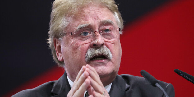 Elmar Brok, ein älterer Mann mit Brille und Schnauzbart Elmar Brok, ein älterer Mann mit Brille und Schnauzbart