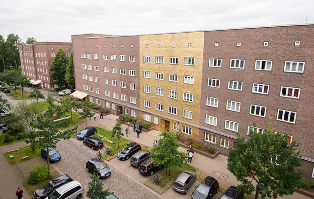 Blick auf die vergoldete Hausfassade eines Mehrfamilienhauses in Hamburg-Veddel.