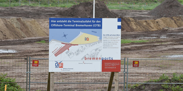 Ein Schild weist in Bremerhaven auf den geplanten Bau eines Offshore-Terminals hin. Ein Schild weist in Bremerhaven auf den geplanten Bau eines Offshore-Terminals hin.