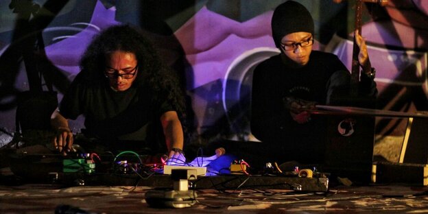 Zwei DJs stehen am Mischpult Zwei DJs stehen am Mischpult