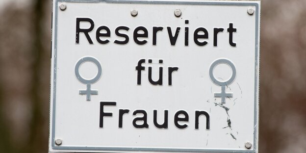Ein Schild mit der Aufschrift "Reserviert für Frauen" hängt auf einem Parkplatz Ein Schild mit der Aufschrift "Reserviert für Frauen" hängt auf einem Parkplatz