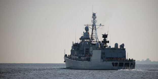 Ein Schiff im Mittelmeer