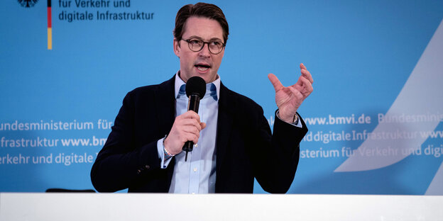 Bundesverkehrsminister Scheuer an einem Redepult Bundesverkehrsminister Scheuer an einem Redepult