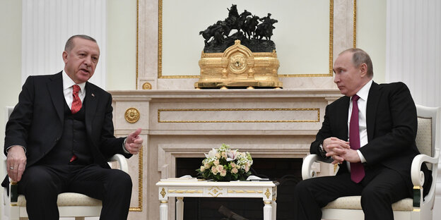 Erdoğan und Putin sitzen vor einem repräsentativen Kamin. Erdoğan und Putin sitzen vor einem repräsentativen Kamin.