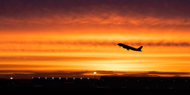 Ein Flugzeug vor einem roten Abendhimmel