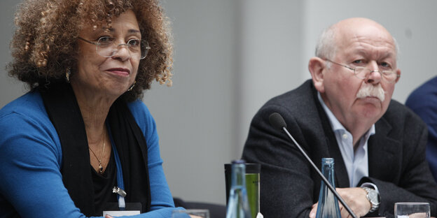 Verleihung des Blue Planet Awards an die Bürgerrechtlerin und Menschenrechtsaktivistin Angela Davis, daneben Moderator Günter Hellmich Verleihung des Blue Planet Awards an die Bürgerrechtlerin und Menschenrechtsaktivistin Angela Davis, daneben Moderator Günter Hellmich