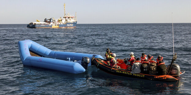 Ein Schiff der „Sea-Watch“ nähert sich einem Rettungsboot, um Menschen in Seenot zu retten Ein Schiff der „Sea-Watch“ nähert sich einem Rettungsboot, um Menschen in Seenot zu retten