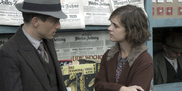 Eine Szene aus Babylon Berlin mit Volker Bruch und Liv Lisa Fries Eine Szene aus Babylon Berlin mit Volker Bruch und Liv Lisa Fries