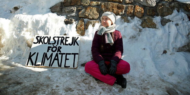 Die 16-jährige schwedische Klimaaktivistin Greta Thunberg sitzt im Schneidersitz im Schnee, neben ihr steht ein Protestschild mit der Aufschrift „Skolstrejk för Klimatet“ Die 16-jährige schwedische Klimaaktivistin Greta Thunberg sitzt im Schneidersitz im Schnee, neben ihr steht ein Protestschild mit der Aufschrift „Skolstrejk för Klimatet“