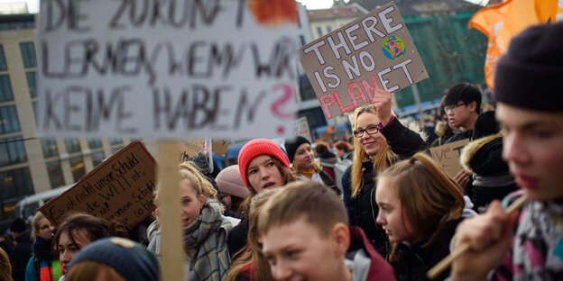 Schüler und Studenten demonstrieren gemeinsam mit Plakaten und Schildern Schüler und Studenten demonstrieren gemeinsam mit Plakaten und Schildern