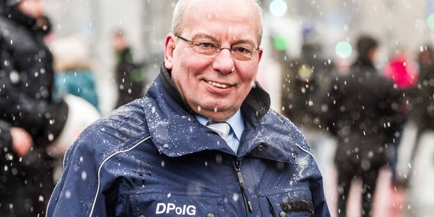 Herr Wendt lächelnd in Uniform, um ihn herum Schneeflocken Herr Wendt lächelnd in Uniform, um ihn herum Schneeflocken
